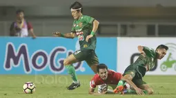 Pemain Persija Jakarta, Ambrizal Umanailo (tengah) terjatuh saat berebut bola dengan pemain PS TNI pada laga Liga 1 2017 di Stadion Pakansari, Bogor, (8/6/2017). (Bola.com/Nicklas Hanoatubun)