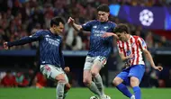 Striker Atletico Madrid, Julian Alvarez, berebut bola dengan dua pemain Arsenal Declan Rice dan Martin Zubimendi dalam pertandingan sepak bola semifinal Liga Champions leg pertama antara Club Atletico de Madrid dan Arsenal di stadion Metropolitano di Madrid pada Kamis (30/4/2026). (Javier SORIANO / AFP)