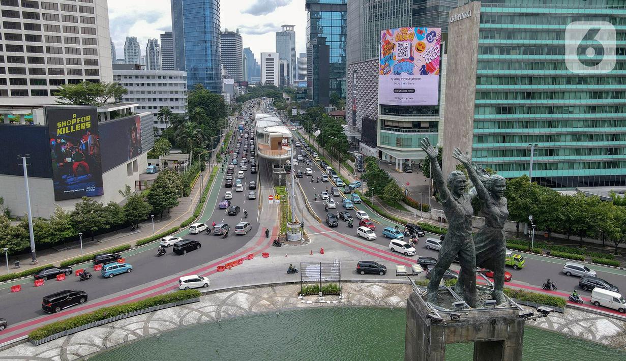 Kepadatan arus lalu lintas di ruas jalan Jenderal Sudirman, Jakarta, Kamis (7/3/2024). (Liputan6.com/Herman Zakharia)