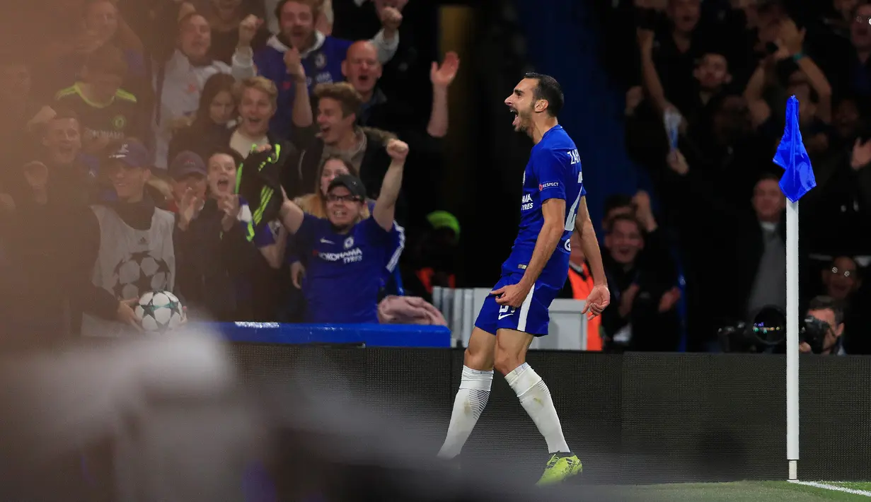Bek Chelsea, Davide Zappacosta melakukan selebrasi usai mencetak gol ke gawang Qarabag pada Grup C Liga Champions di Stamford Bridge, London, Inggris (12/9). Chelsea menang telak atas Qarabag 6-0. (AFP Photo/Adrian Dennis)