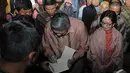 SBY membubuhkan tanda tangannya pada sebuah buku seorang mahasiswa yang ikut kuliah umum, Tangsel, Rabu (10/12/2014). (Liputan.com/Herman Zakharia)