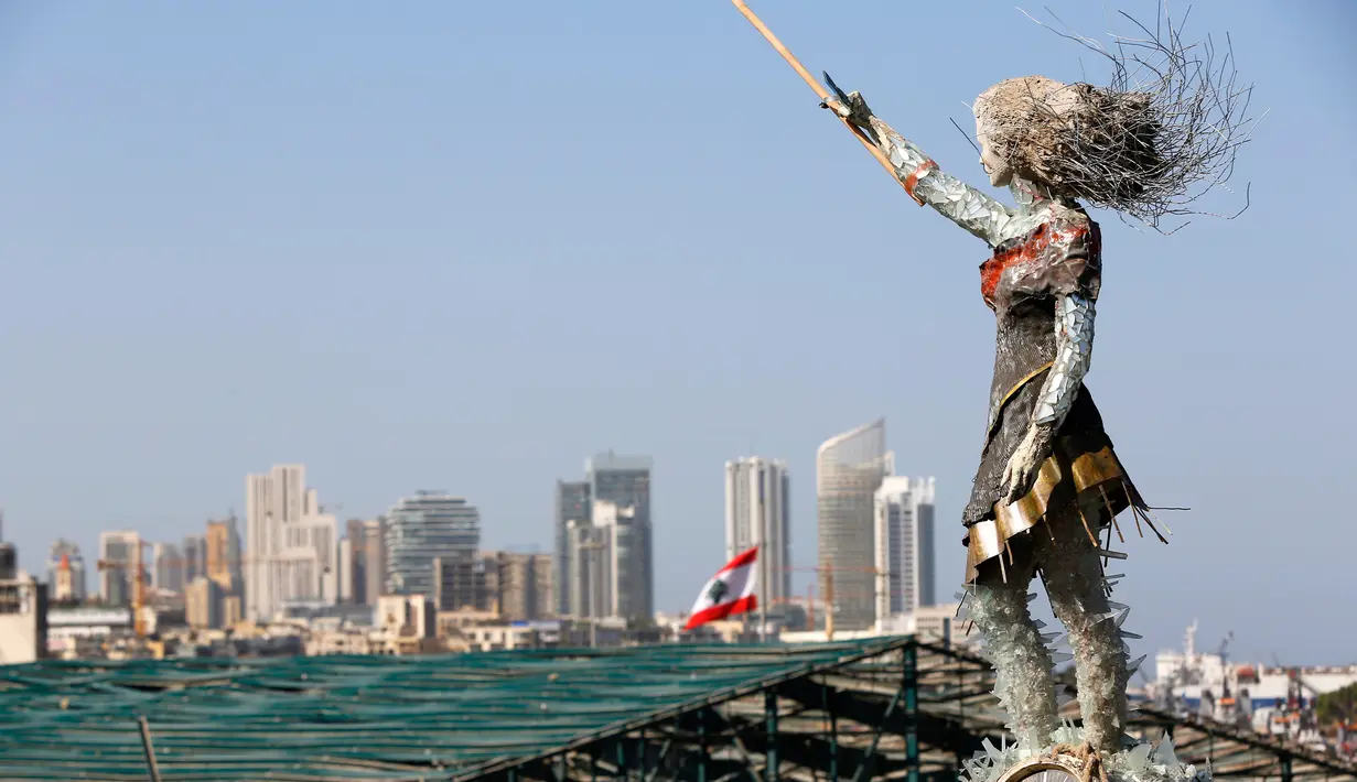 Sebuah patung perempuan terlihat di dekat Pelabuhan Beirut di Lebanon pada 20 Oktober 2020. Sejumlah seniman Lebanon membuat patung perempuan itu menggunakan puing-puing dari ledakan di Pelabuhan Beirut. (Xinhua/Bilal Jawich)