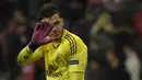 Kiper Benfica, Ederson Moraes, saat tampil melawan Bayern Munchen pada laga Liga Champions di Stadion Allianz, Munchen, Selasa (5/4/2016). (AFP/Tobias Schwarz)