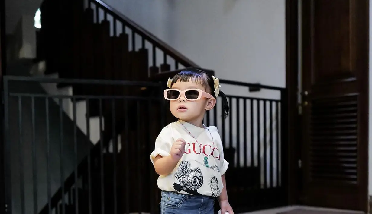 Dipadukan dengan celana jeans dan sneakers Nike Jordan yang trendy [@attahalilintar]