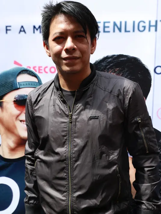 Tak ayal, hobinya mengendarai motor besar pun berimbas pada penampilannya. Ayah satu anak itu mengatakan, salah satu outfit wajib yang selalu ia kenakan adalah jaket. (Adrian Putra/Bintang.com)