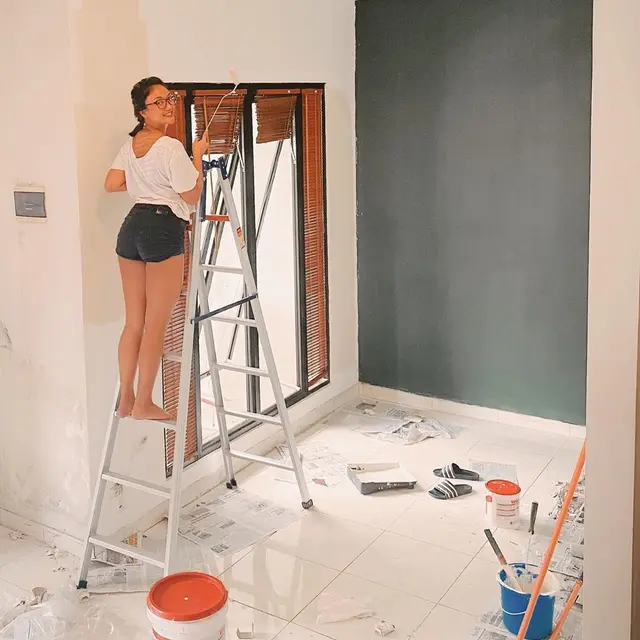 Potret Marion Jola Saat Cat Rumah Sendiri. (Sumber: Instagram/lalamarionmj)