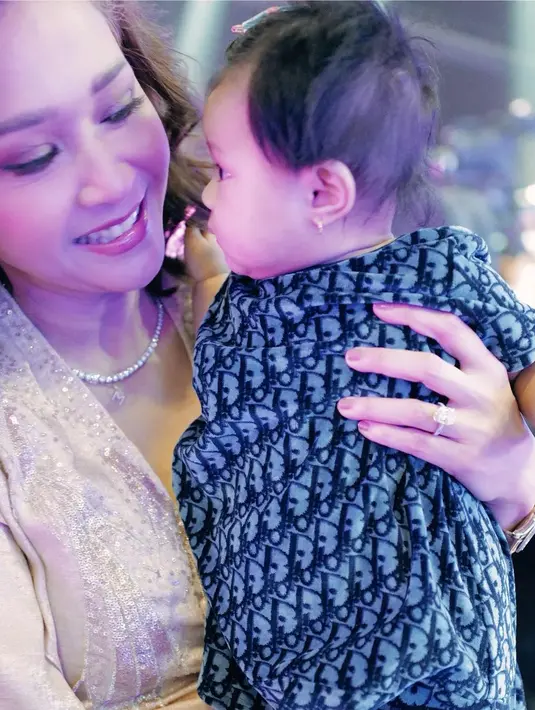 <p>Tak cuma Maia Estianty saja, Irwan Mussry juga memiliki nama sapaan sebagai kakek. "Maaf Ody (opa Daddy) lagi nggak ada," kata Maia. (Foto: Instagram/ maiaestiantyreal)</p>