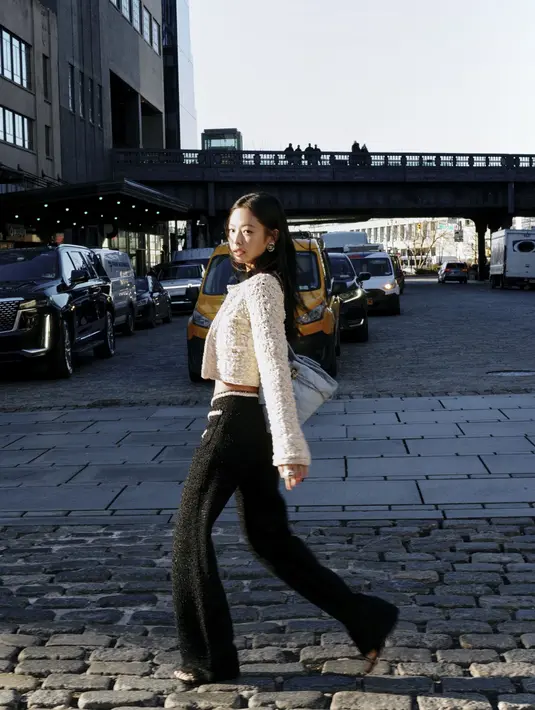 Dalam film tersebut, ia tampil dengan berbagai gaya khasnya, bergerak bebas di jalanan Manhattan hingga dalam studio foto, selaras dengan irama lagu klasik She Drives Me Crazy dari Fine Young Cannibals. [Dok/Chanel].