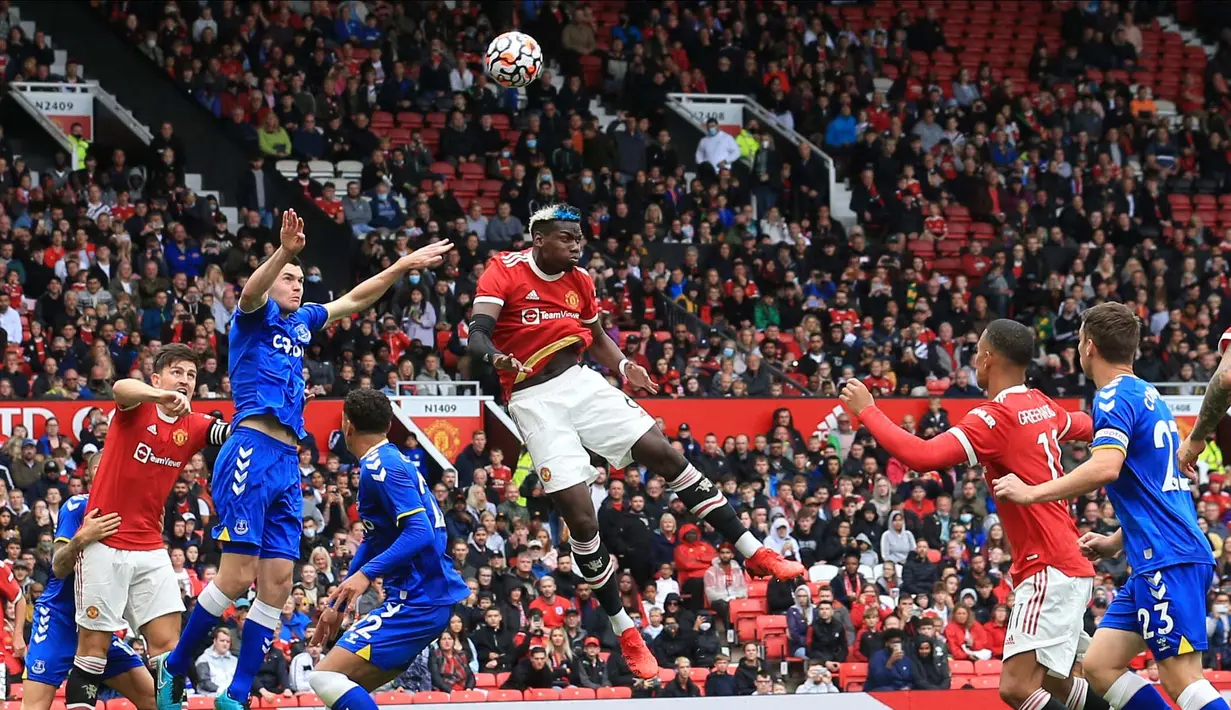 Memasuki paruh kedua laga, Manchester United terus menekan Everton. Walaupun bertajuk laga uji coba, Paul Pogba tetap memperlihatkan kemampuannya terbaiknya di depan pendukung yang hadir di Old Trafford. (Foto: AFP/Lindsey Parnaby)