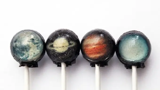 Melahap Manisnya 'Tata Surya' dalam Segigit Permen