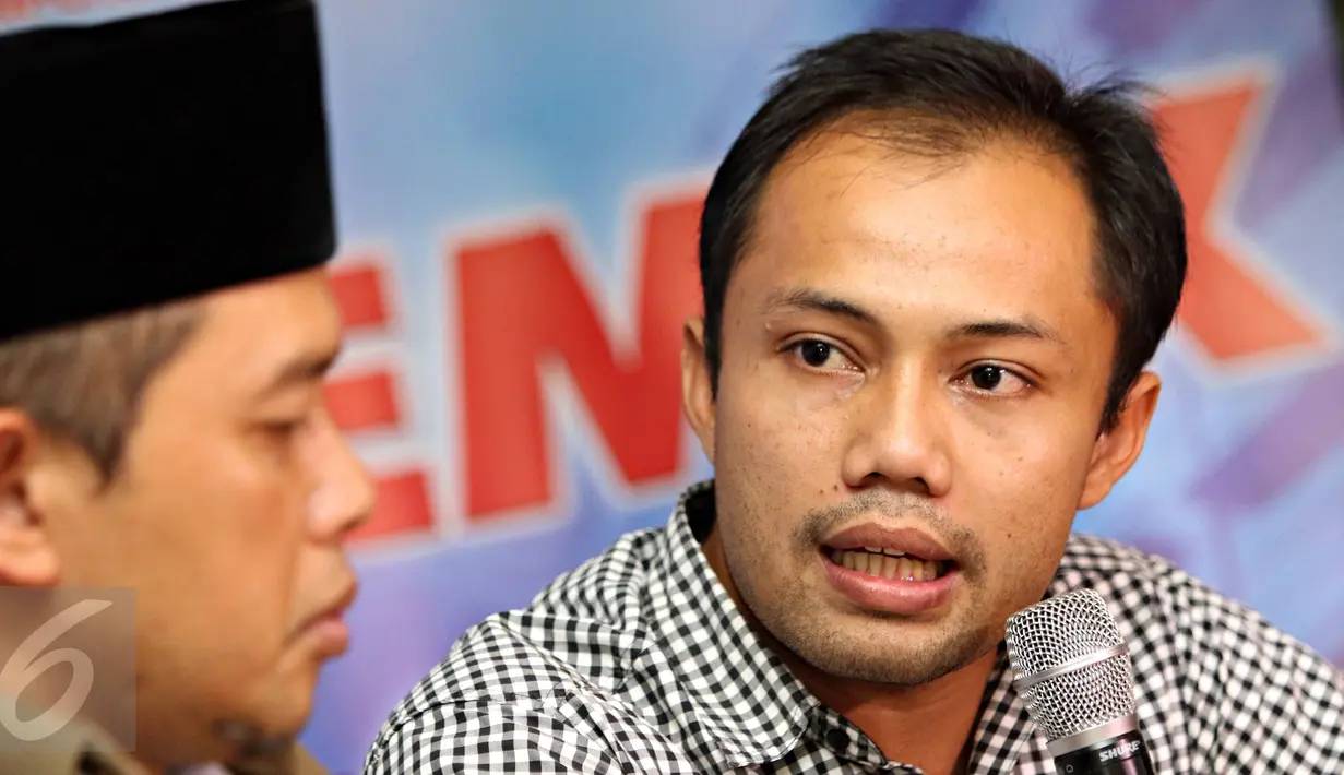 Peneliti ICW Donal Fariz menjadi pembicara pada diskusi bertajuk 'Reshuffle Datang, Parpol Tegang' di Jakarta, Sabtu (7/11). Diskusi itu membahas isu perombakan kedua Kabinet Kerja dalam keterkaitannya dengan parpol. (Liputan6.com/Immanuel Antonius)