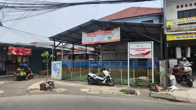 Kopdes Merah Putih Kelurahan Pancoran Mas yang seakan tidak terurus di Jalan Raya Pitara, Pancoran Mas, Depok. (Liputan6.com/Dicky Agung Prihanto)