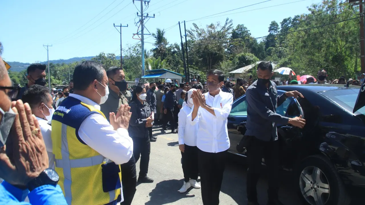 Presiden Joko Widodo meresmikan sistem penyediaan air minum (SPAM) Wae Mese II 2x50 l/dtdi Kabupaten Manggarai Barat, Nusa Tenggara Timur (NTT) yang dibangun BUMN Amarta Karya, Jumat (22/7/ 2022).