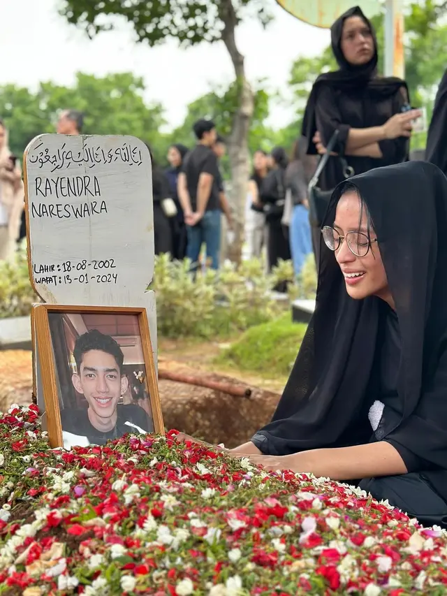 6 Potret Kesedihan Kaneishia Anak Dede Yusuf yang Ditinggal Kekasih Meninggal