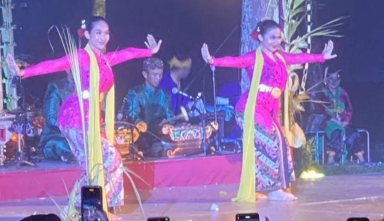 Penampilannya dilengkapi dengan sanggul klasik yang dihiasi dengan bunga mawar dan melati tanpa poni.  [@happysalma]