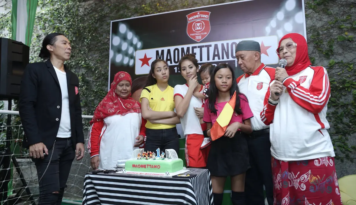 Pada perayaan ulang tahun pertama anak ketiganya ini, Bimbim berdandan ala palatih. Dihadiri sanak keluarganya. Bimbim berharap anaknya kelak menjadi striker. (Galih W Satria/Bintang.com)
