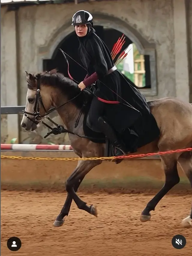 Shireen Sungkar berkuda dan memanah. [Foto: Instagram/shireensungkar]