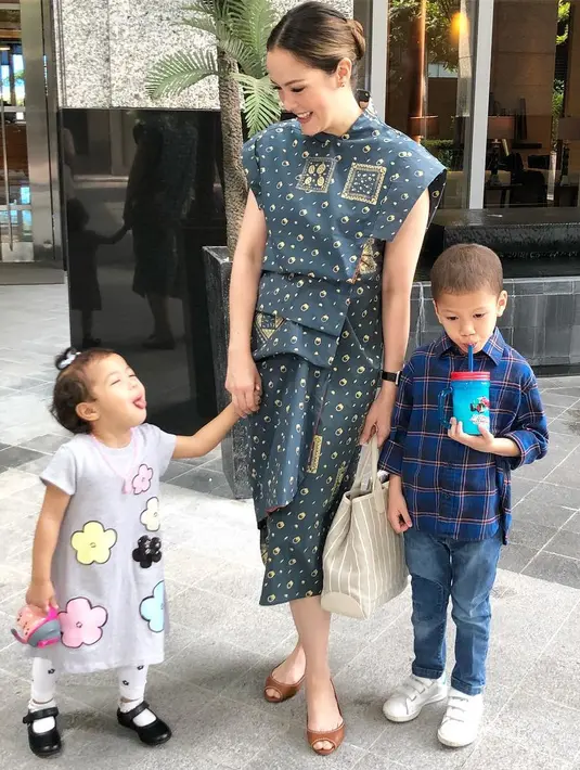 Cathy Sharon, sejak bercerai dengan sang suami beberapa waktu lalu harus mengurus dua buah hatinya seorang diri. Sibuk mengurus buah hatinya, Cathy masih harus bekerja demi Jacob Gabriel Kusuma dan Carla Kusuma. (Foto: Instagram)