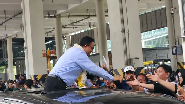 Capres Anies Baswedan tiba di Bandara Kualanamu, Medan, Sumatera Utara (Sumut) untuk kampanye Pemilu 2024, Minggu (3/12/2023).