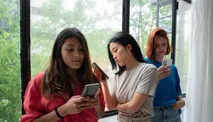 7 Alasan Orang Tidak Suka Bertemu Teman Lama Menurut Psikologi, Tak Selalu karena Benci