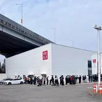 Dalam salah satu unggahan bertajuk “Kolaborasi UNIQLO yang lagi heboh akhir-akhir ini,” warganet membagikan potret antrean mengular di depan gerai UNIQLO kawasan Jamsil. Beberapa di antaranya bahkan mengaku tak sempat menyaksikan langsung karena stok sudah ludes hanya dalam hitungan jam. [@0happyjin00].