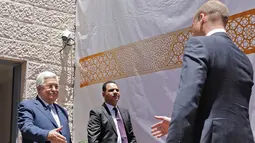 Pangeran William dari Inggris ketika diterima Presiden Palestina Mahmud Abbas (kiri) di Tepi Barat Kota Ramallah, (27/6). Sebelum berkunjung ke Palestina, Pangeran Willian melakukan pertemuan dengan PM Israel Benjamin Netanyahu. (AFP PHOTO / Abbas Momani)