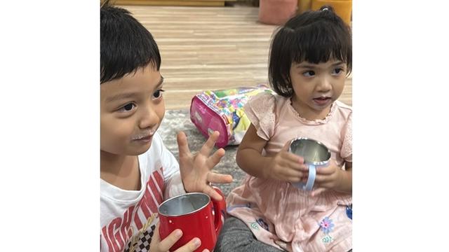 6 Potret Kompak Dua Putri Haldy Sabri dengan Anak Irish Bella, Main Bareng