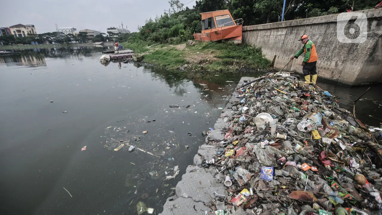 Pembersihan Sampah di Waduk Cincin
