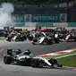 Pebalap Mercedes, Lewis Hamilton, memimpin balapan sejak start F1 GP Malaysia di Sirkuit Sepang, Minggu (2/10/2016). (AFP/Manan Vatsyayana)