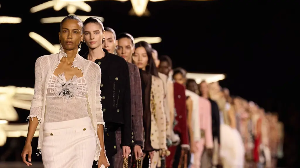 Chanel Summer 2027 di Paris Fashion Week menelusuri beragam sisi Gabrielle Chanel. Matthieu Blazy menghadirkan dialog lewat tailoring ringan, flou, hingga smock (dok. Chanel)