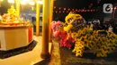 Atraksi barongsai menghibur warga Tionghoa yang beribadah pada malam Tahun Baru Imlek 2574 di Vihara Kwan In Thang, Pondok Cabe, Tangerang Selatan, Banten, Sabtu (21/1/2023). Perayaan Imlek berlangsung semarak dengan adanya pertunjukan barongsai setelah sempat vakum selama 2 tahun akibat pandemi Covid-19. (merdeka.com/Arie Basuki)
