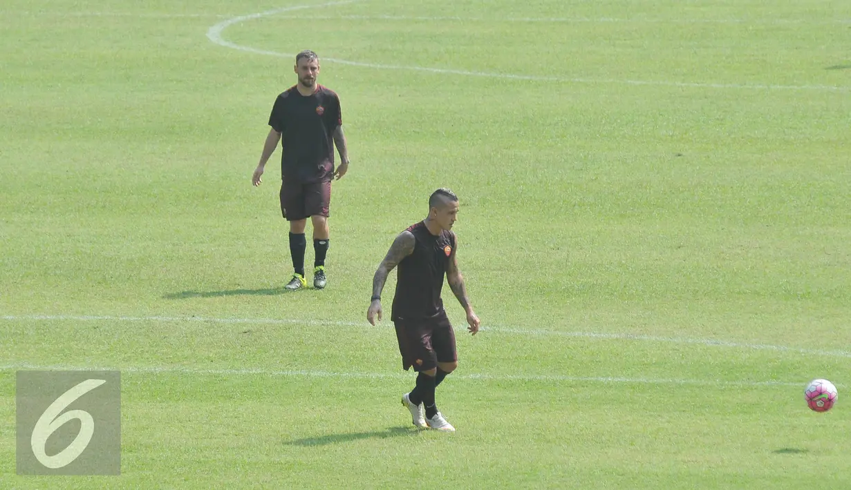 Dua gelandang tangguh AS Roma, Daniele De Rossi dan Radja Nainggolan saat sesi latihan di Gelora Bung Karno (GBK), Jakarta, Sabtu (25/7/15). Tim berjuluk Giallorossi akan menggelar pertandingan intern antara skuadnya. (Liputan6.com/Herman Zakharia)