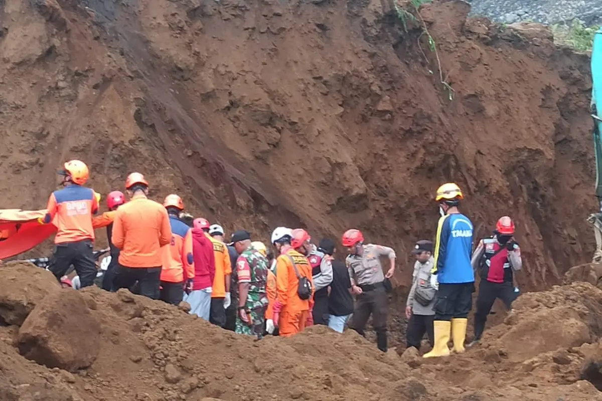 Proses pencarian korban tebing longsor di Lumajang. (Istimewa)
