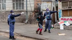 Sejumlah polisi membujuk seorang warga untuk pulang ke rumah di Johannesburg, Afrika Selatan, Senin (30/3/2020). Presiden Afrika Selatan Cyril Ramaphosa menetapkan karantina wilayah atau lockdown nasional selama 21 hari untuk mencegah penularan virus corona COVID-19. (Xinhua/Yeshiel Panchia)