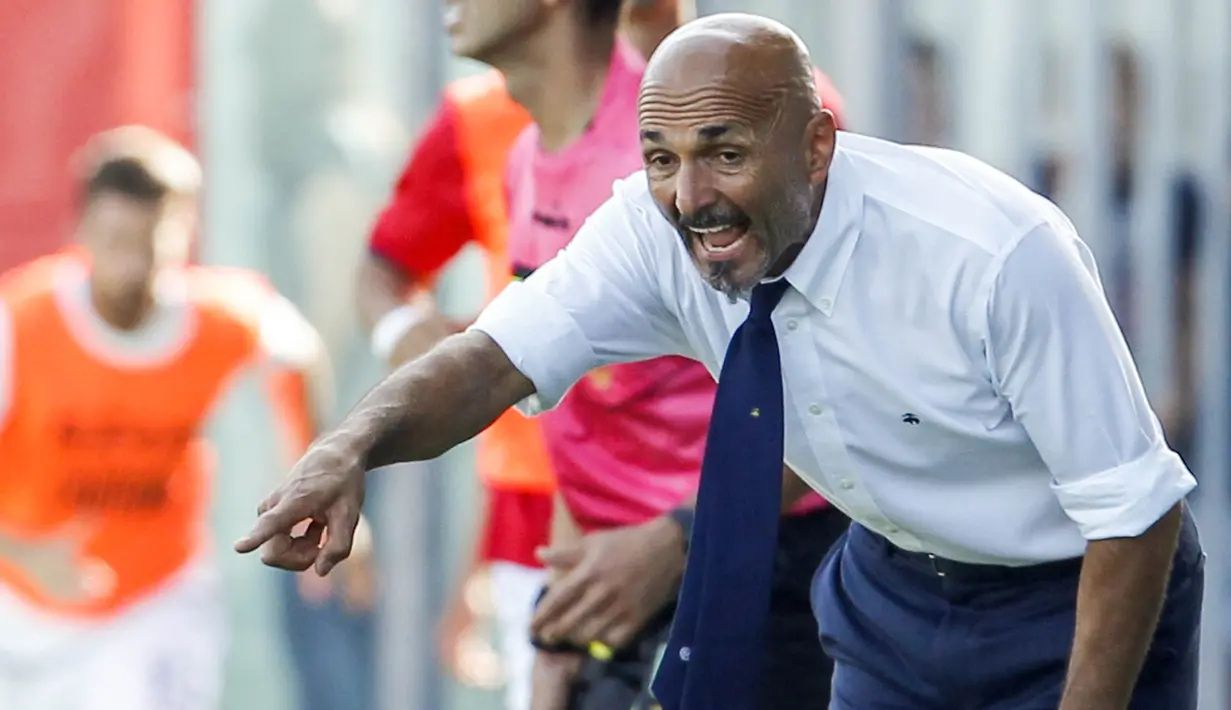 Pelatih Inter Milan, Luciano Spalletti, memberikan instruksi saat melawan Crotone pada laga Serie A Italia di Stadion Ezio Scida, Calabria, Sabtu (16/9/2017). Crotone kalah 0-2 dari Inter. (AFP/Carlo Hermann)