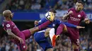 Striker Chelsea, Alvaro Morata, berusaha melewati hadangan pemain Manchester City pada laga Premier League di Stadion Stamford Bridge, London, Sabtu (30/9/2017). Chelsea kalah 0-1 dari City. (AFP/Ian Kington)