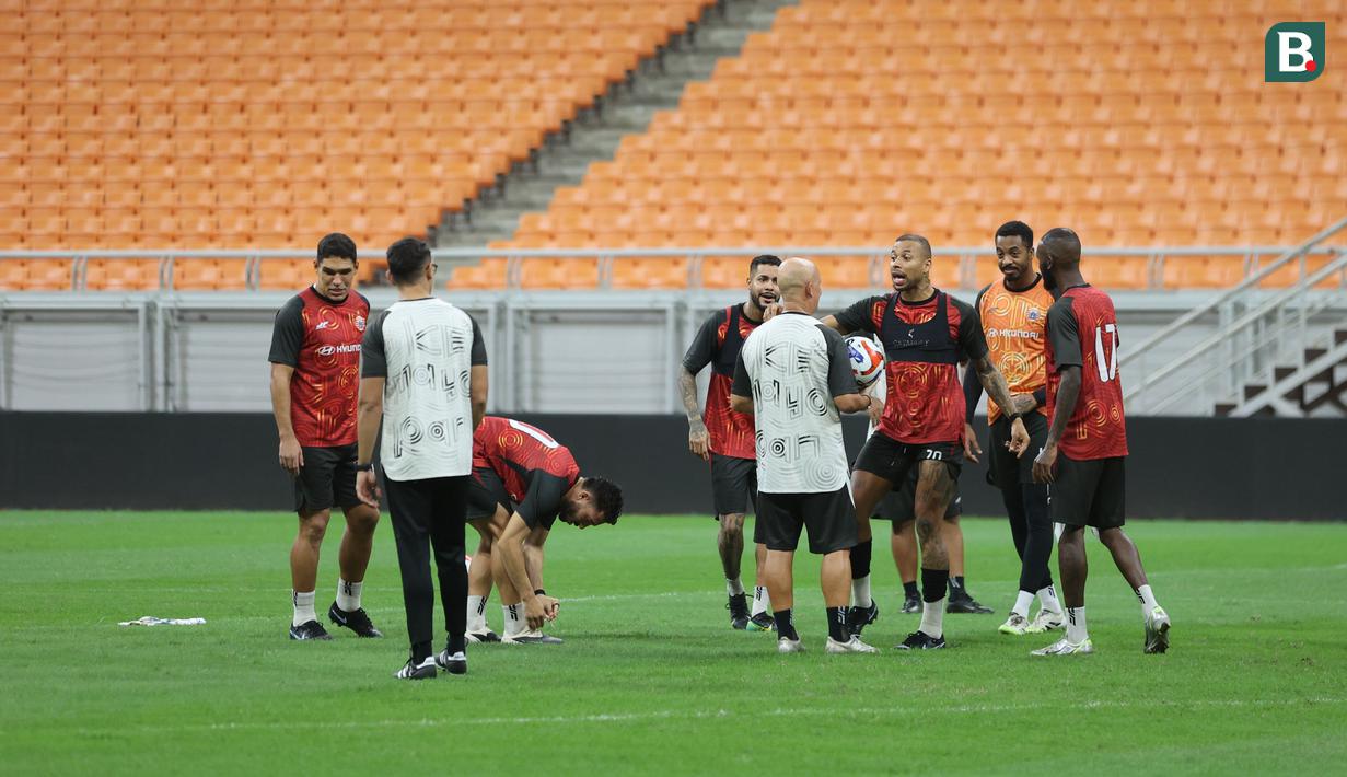 Pertandingan panas ini akan menjadi salah satu laga yang ditunggu-tunggu baik dari kedua fans maupun pecinta sepak bol Indonesia. (Bola.com/M Iqbal Ichsan)