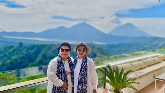 6 Potret Kedekatan Ibunda Nikita Willy dan Indra Priawan, Besan yang Kompak