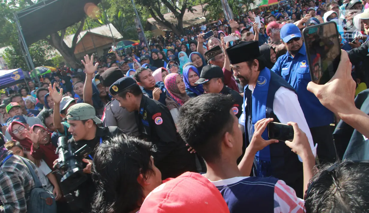 Ketua Umum Partai Nasdem, Surya Paloh tiba menghadiri Kampanye Rapat Umum di Gorontalo, Minggu (24/3). Kampanye terbuka perdana  Partai Nasdem ini diikuti oleh ribuan kader dan simpatisan partai Nasdem Provinsi Gorontalo. (Liputan6.com/Arfandi Ibrahim)