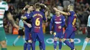 Para pemain Barcelona merayakan gol Lionel Messi saat melawan Eibar pada laga La Liga Spanyol di Camp Nou stadium, Barcelona (19/9/2017). Barcelona menang 6-1. (AFP/Pau Barrena)