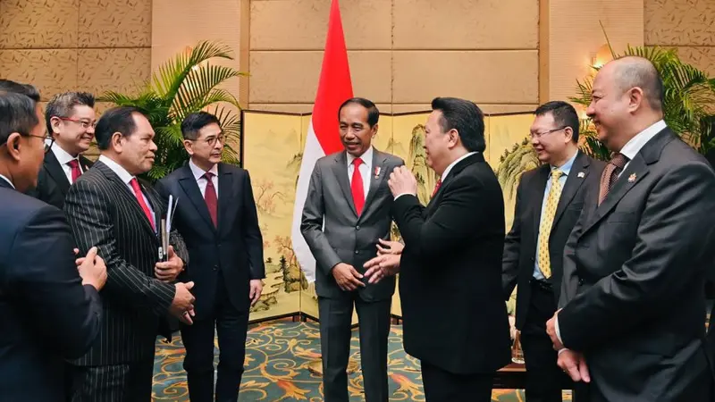 Presiden Jokowi menggelar pertemuan bisnis bersama Kamar Dagang Indonesia di Tiongkok (INACHAM) dan sejumlah pengusaha Tiongkok, Jumat (28/7/2023)