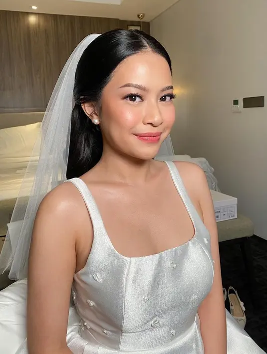 Veil tak melulu harus panjang, Hanggini tampil dengan veil pendek sepanjang rambutnya yang dipadukan gaun spaghetti strap putih yang elegan. [@_bymao_]