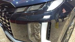 Hyundai Palisade Facelift memiliki lampu yang sudah LED. DRL nya juga sudah LED dengan desain vertikal yang memanjang kebawah dan Headlampnya juga sudah Full LED dengan mode Hi/Low.