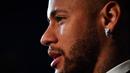 Pemain PSG, Neymar, saat menghadiri acara amal untuk Institut Neymar Jr di Sao Paulo, Brasil, Kamis (19/7/2018). Bintang asal Brasil itu tampak menawan dengan balutan jas. (AFP/Nelson Almeida)