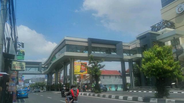 Menikmati Pagi Melewati Jembatan Penyeberangan Modern Pertama Di