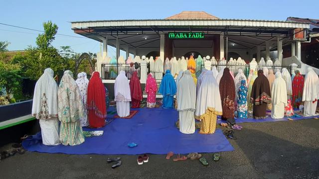 Penganut Islam Aboge di Masjid Sayid Kuning, Onje, Mrebet Purbalingga menggelar salat Id, Senin (25/5/2020). (Foto: Liputan6.com/Istimewa)