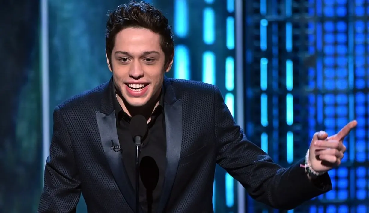 Meski nggak secara resmi mengumumkan bahwa keduanya bertunangan, namun Pete mengunggah foto yang mengonfirmasi kabar itu. (Kevin Winter-Getty Images-USMagazine)