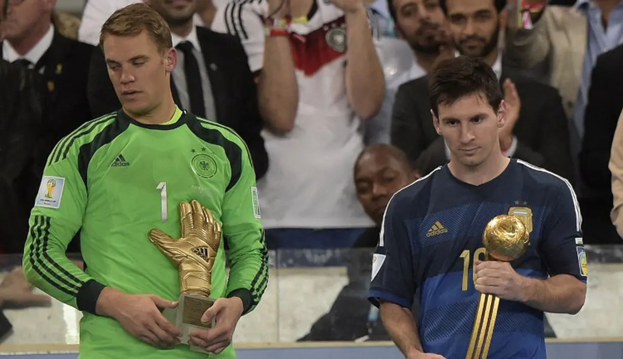 Lionel Messi (kanan) tertunduk lesu usai mendapat trofi Golden Ball di Piala Dunia 2014, Brasil, Senin (14/7/14). (AFP PHOTO/Juan Mabromata)