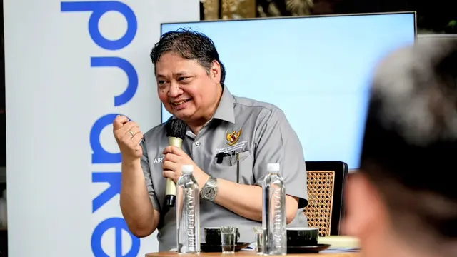 Menteri Koordinator Bidang Perekonomian Airlangga Hartarto saat berbincang santai menyapa para alumni Program Kartu Prakerja dalam kunjungan kerja di Cirebon, Jawa Barat, Jumat (16/6/2023). (Dok Kemenko Perekonomian)