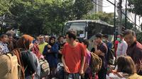 Suasana pencari suaka saat akan direlokasi ke tempat lain. (Liputan6.com/Ratu Annisaa Suryasumirat)